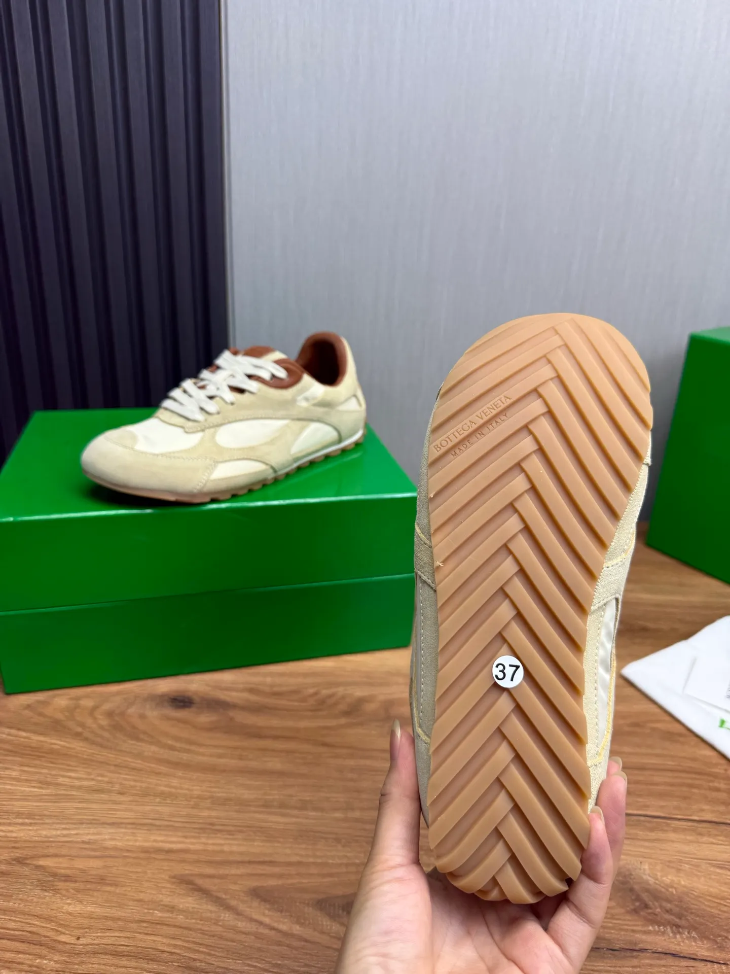 Men's men's shoes💰540💰 Bottega Veneta｜BV's new Forrest Gump shoes. Dexun shoes🩷💚 Sneaker technology nylon and suede, inspired by retro sneakers, light, comfortable, breathable and essential item. Original wear-resistant and non-slip rubber outsole❕❗️ Size: Female 35-40 (40 is custom-made and cannot be returned) Male 39-45 (45 is custom-made and cannot be returned or exchanged)